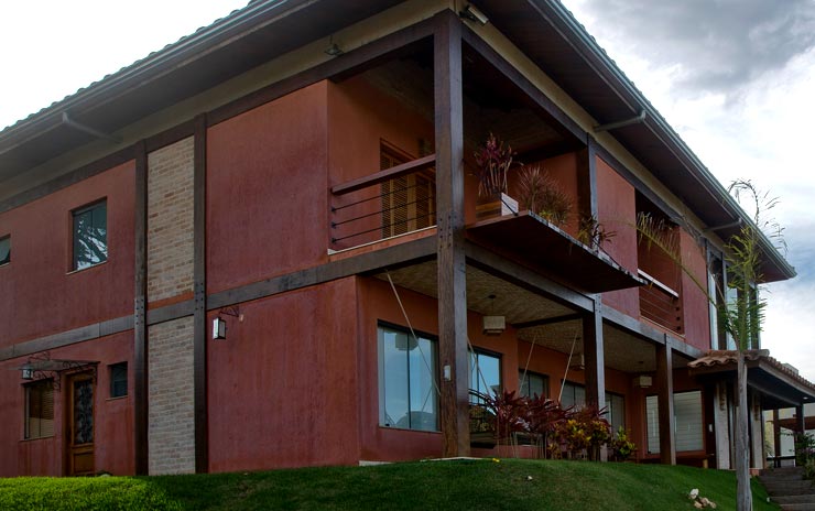 Casa em tons terrosos, projeto residencial do acervo Beto Caiuby