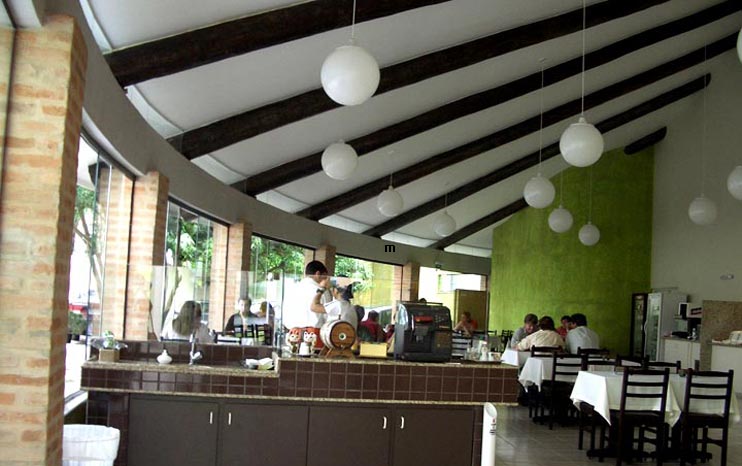 Interior de restaurante com estrutura de vigas aparentes