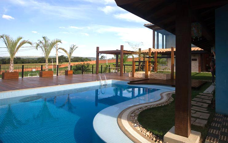Área de lazer com piscina de projeto residencial